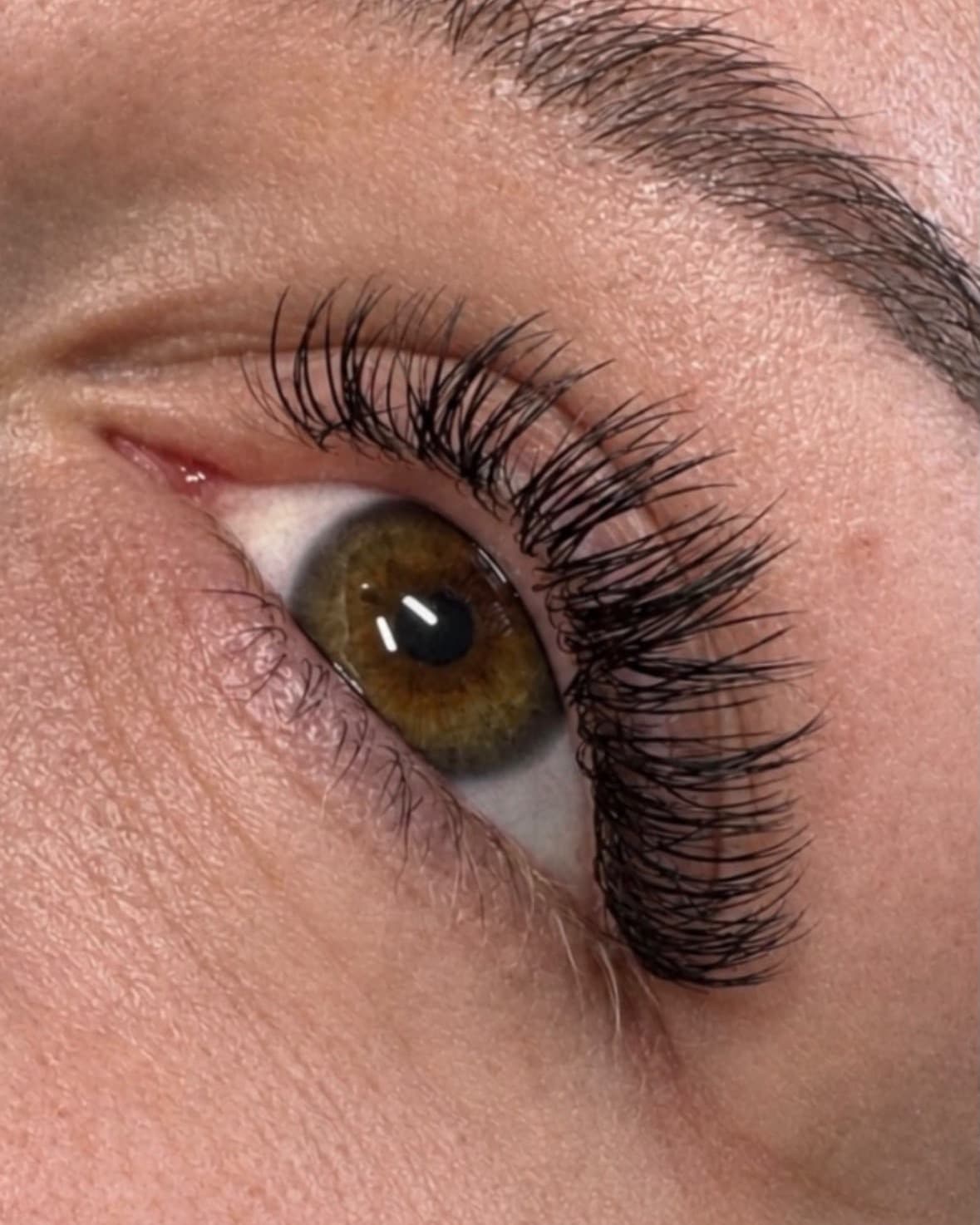 Extensions de cils effet naturel sur un œil noisette