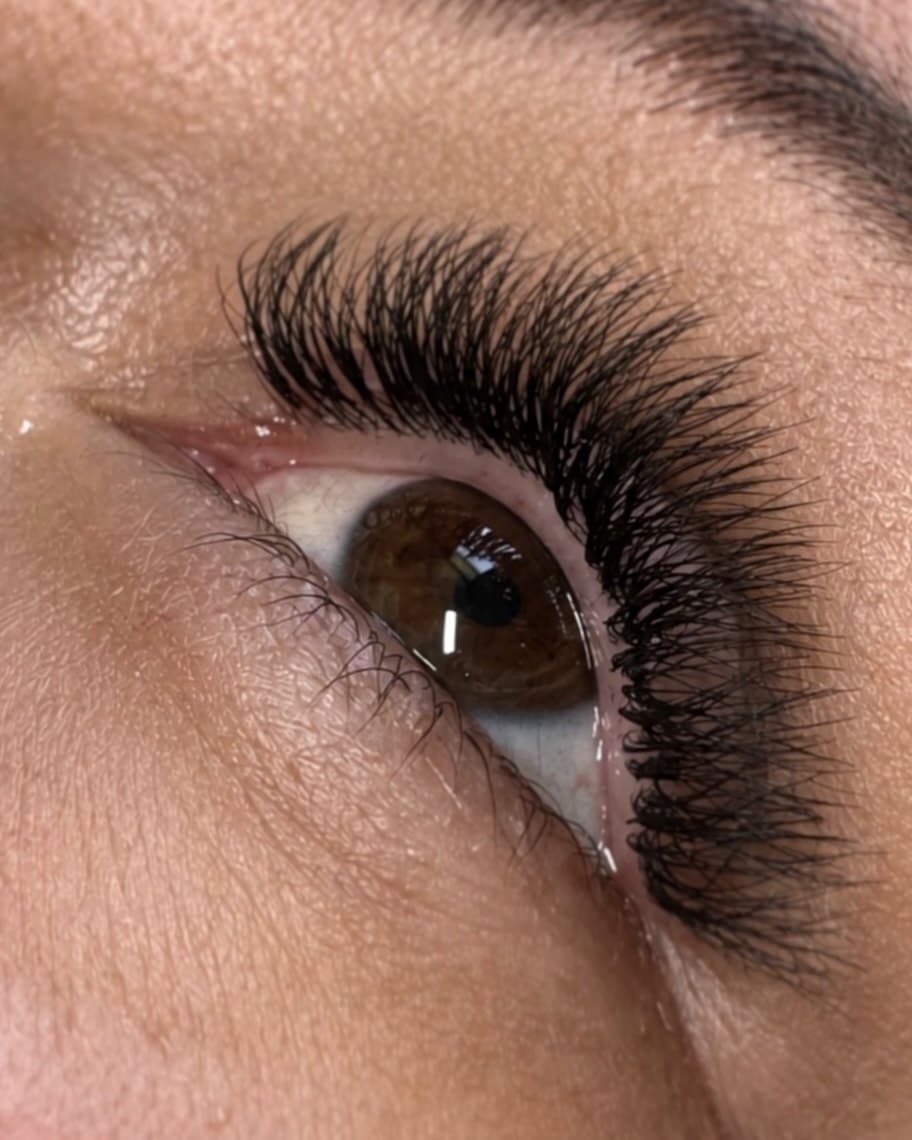 Extensions de cils en light volume réalisées par Laurène
